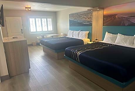 King Room with Roll-In Shower - Mobility Accessible/Non-Smoking