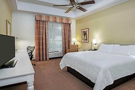 1 King 1 Bedroom Suite With Sofabed Living Area-comp Wifi-bed W/adjust Firm Dial Hi Def.flat Screen