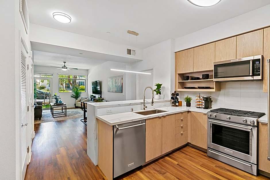 Beverly Grove Chic City Oasis 2 BR Apt with Den 138