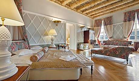 Luxury Suite with Main Market view and balcony