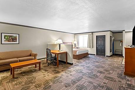 King Suite - Non-Smoking