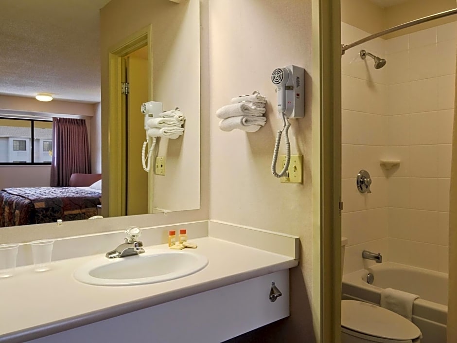 Days Inn by Wyndham Overland Park