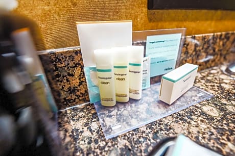 1 King Studio Suite W/ Whirlpool Nonsmoking