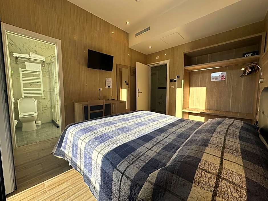 Hotel Midway