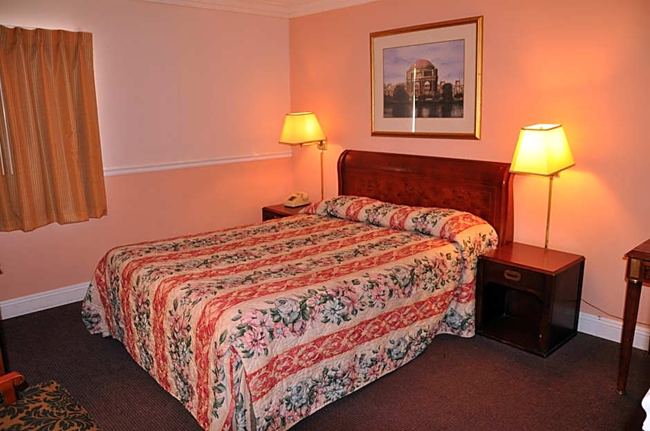 Super 8 by Wyndham Hayward Downtown