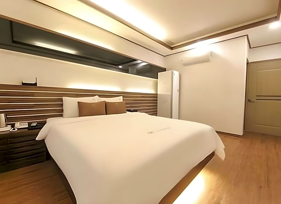 H  Hotel