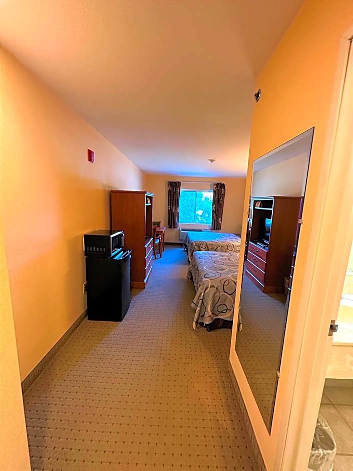 Super 8 by Wyndham Topeka at Forbes Landing