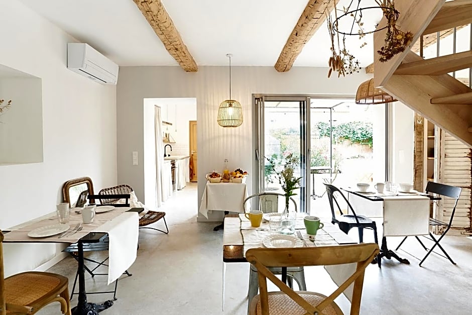 Maison 1634 - Parking, petit-dejeuner compris, proche centre, climatisation, piscine
