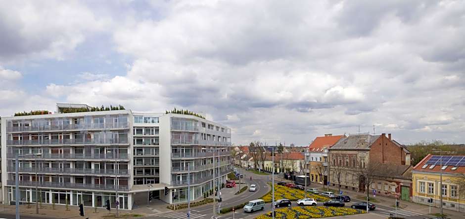 Parizs Garden Apartments