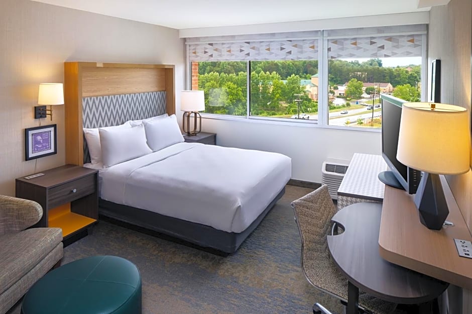Holiday Inn Express & Suites Charlottesville, an IHG Hotel