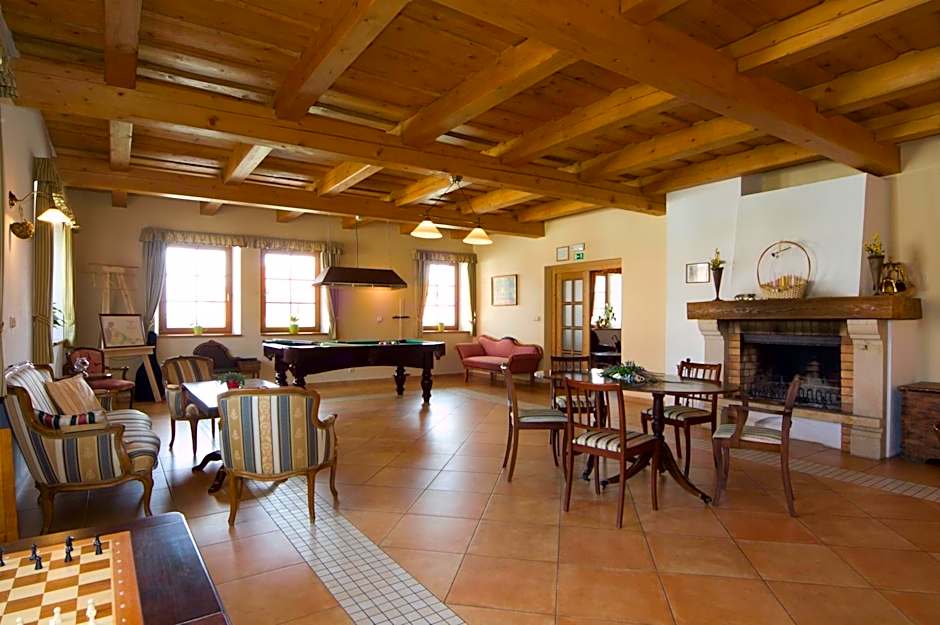 Hotelový a jezdecký areál Dvůr Krutěnice