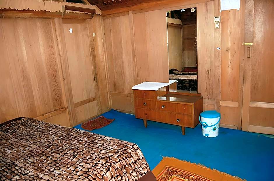 Houseboat Switzerland