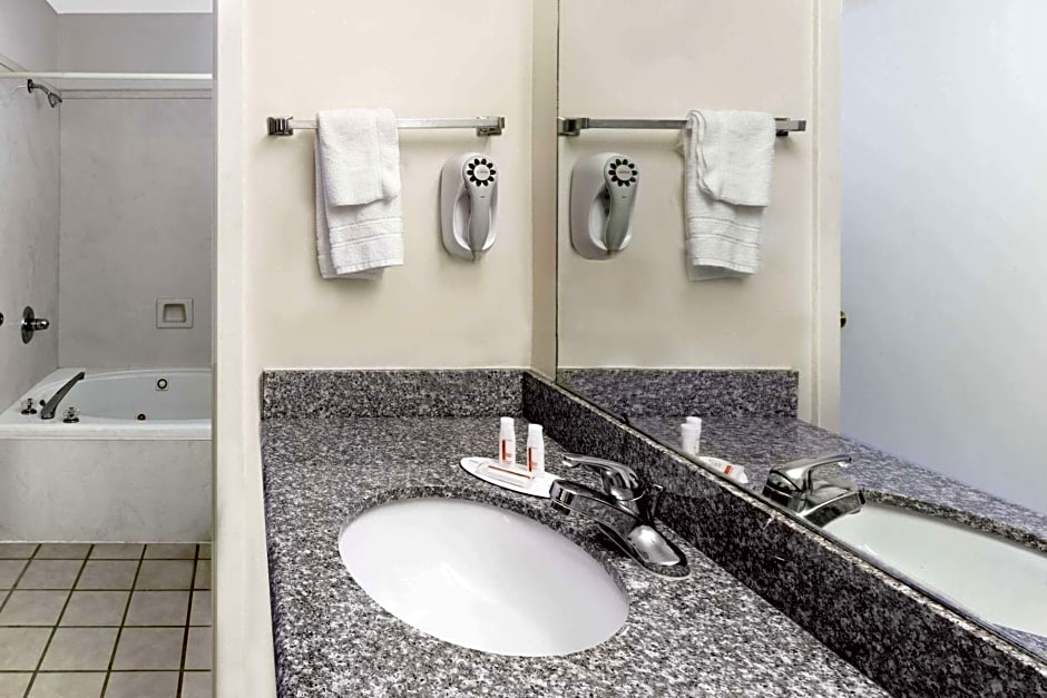 Super 8 by Wyndham Ocean Springs Biloxi