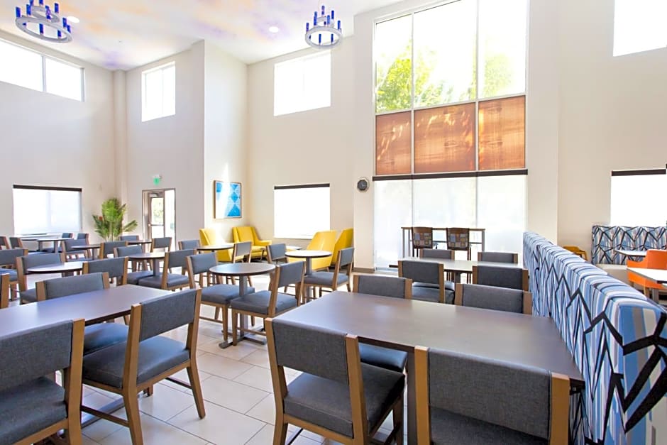 Holiday Inn Express & Suites Sacramento NE Cal Expo By IHG