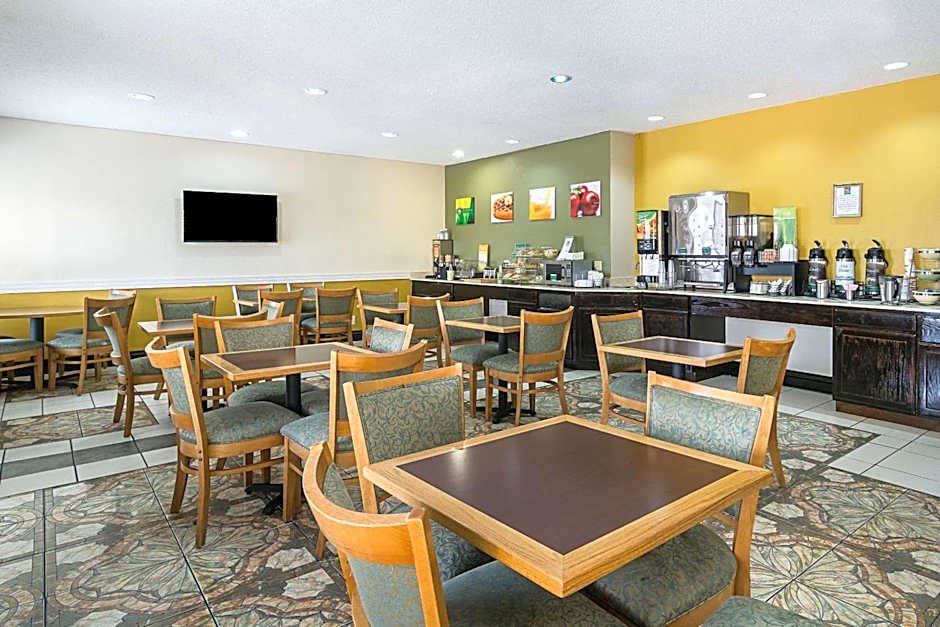 Quality Inn & Suites Harvey - Chicago Southland