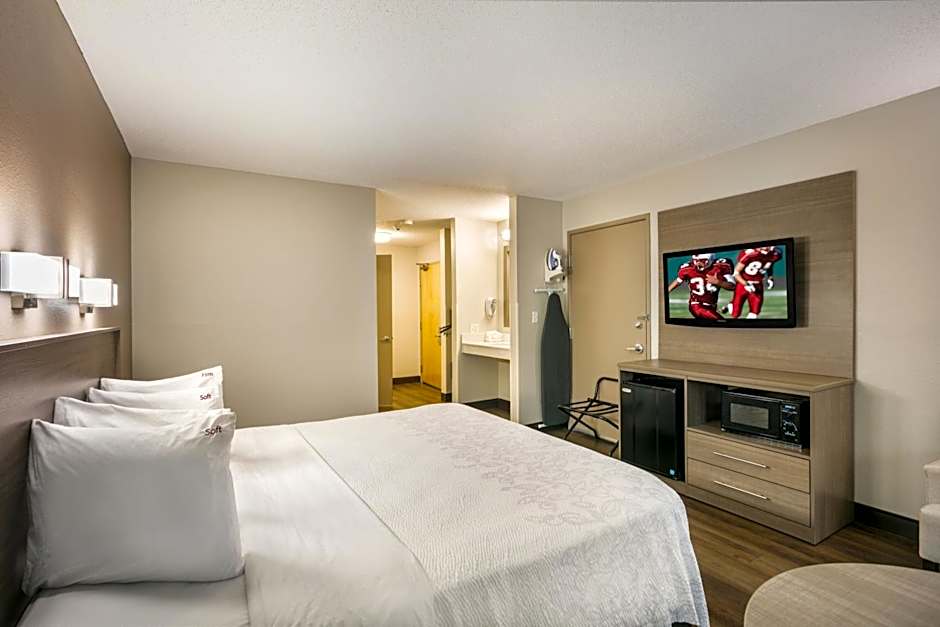 Red Roof PLUS+ Boston - Logan