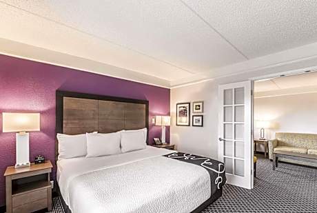 Deluxe King Room - Non-Smoking