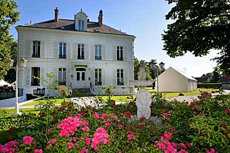 Logis Hostellerie Le Chatel Nangis