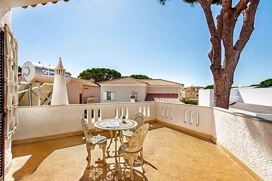 Residential cul-de-sac walking distance to centre, private pool, free AC wifi