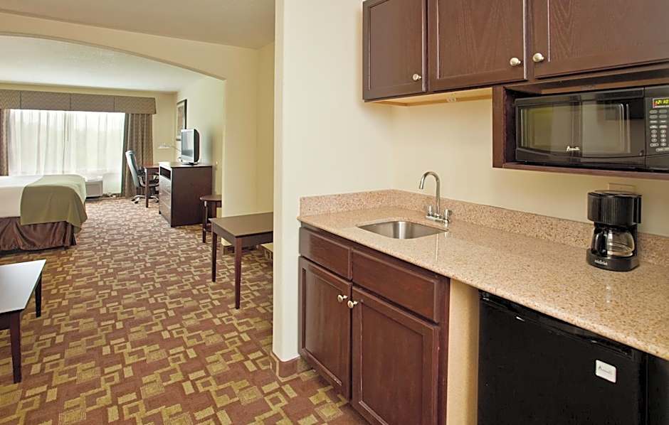 Holiday Inn Express & Suites Kansas City Sport Complex Area By IHG