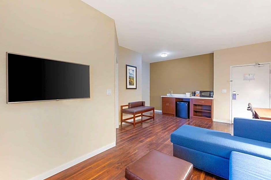 Comfort Inn & Suites Near Ontario Airport