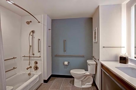 1 King Mobility/Hearing Accessible W/ Bathtub