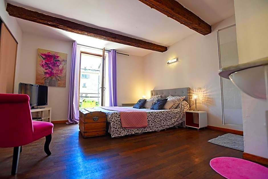 L'AMARILYS chambre d'hôte au coeur du village, terrasse avec vue sur le château