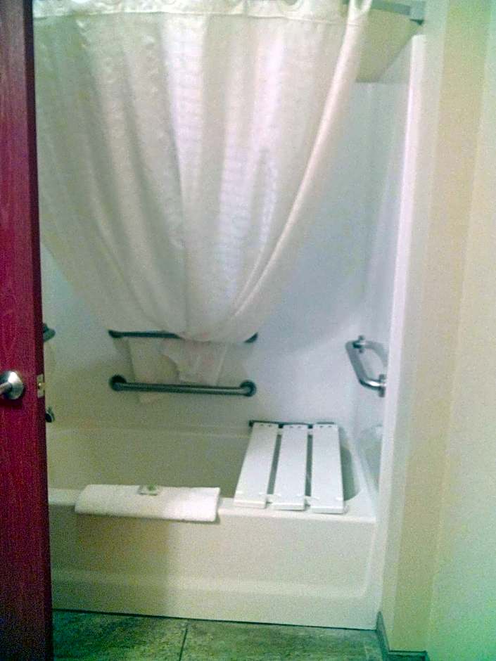 Cobblestone Hotel & Suites - Devils Lake