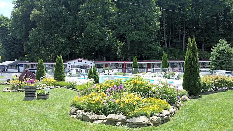 A Holiday Motel - Maggie Valley