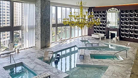 Large Suites in Hotel W with bay views