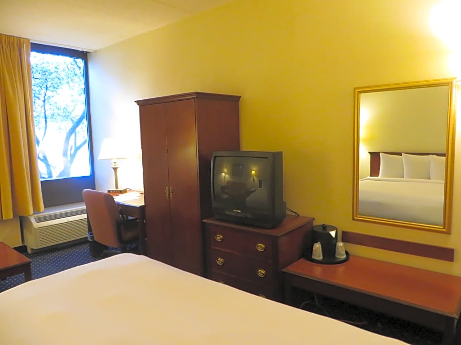 SureStay Plus Hotel by Best Western Chicago Lombard