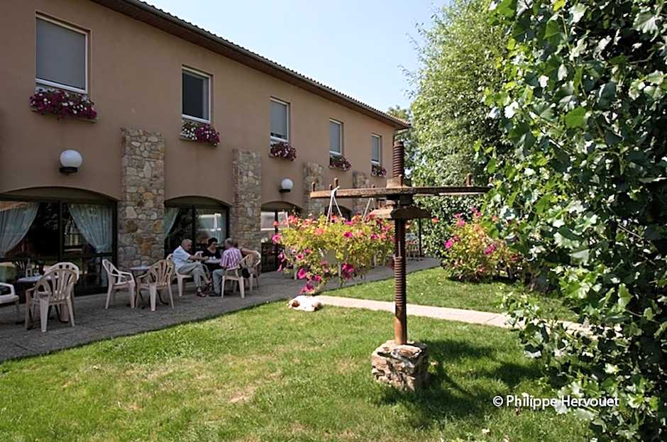 Hotel Restaurant La Creche et sa piscine interieure - Logis Hotels