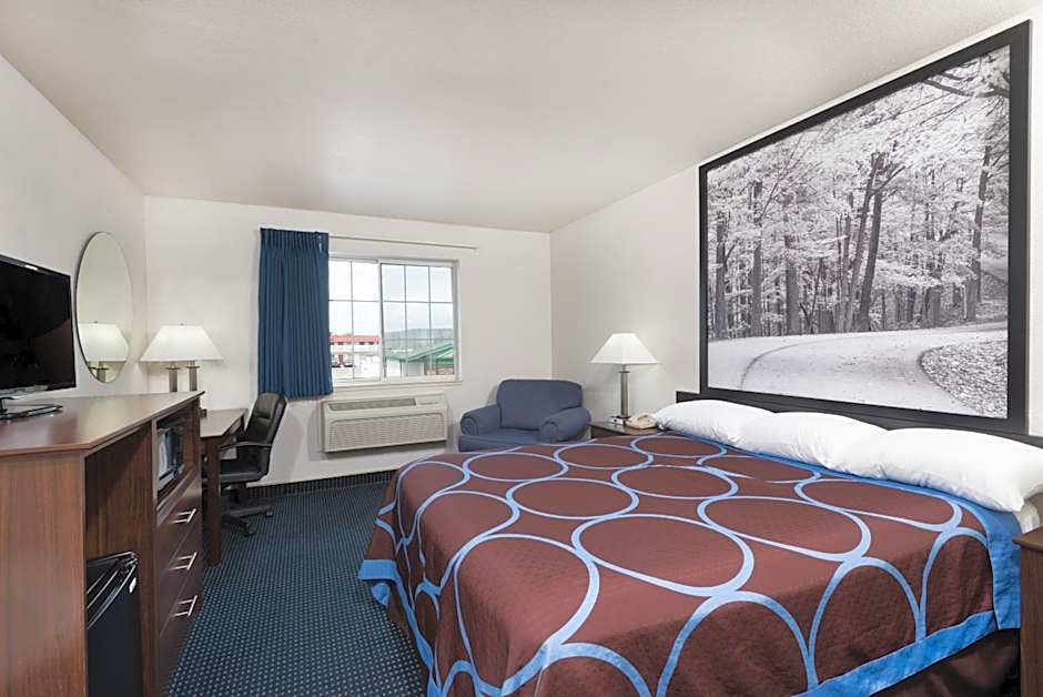 Super 8 by Wyndham Greenfield