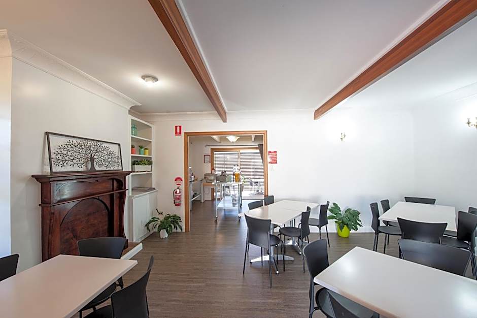 Jacaranda Place Motor Inn