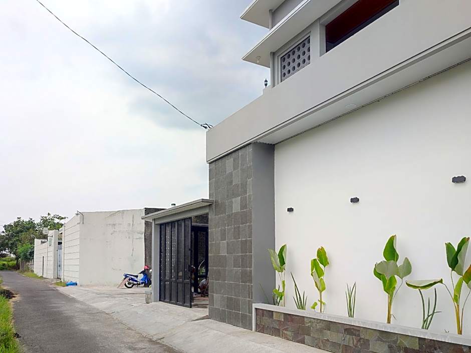 RedDoorz near Graha Saba Buana 2