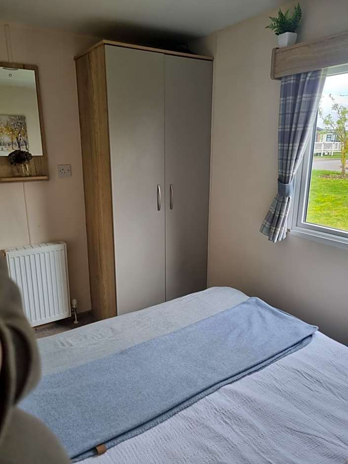 Luxury caravan and Tattershall lakes with private hot tub and WiFi