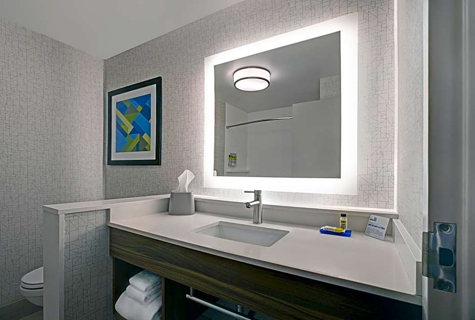 Holiday Inn Express Milwaukee Downtown By IHG