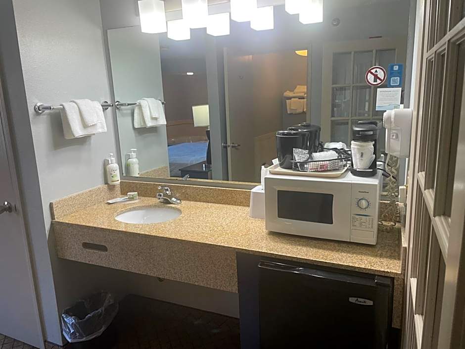 AmericInn by Wyndham Hartford WI