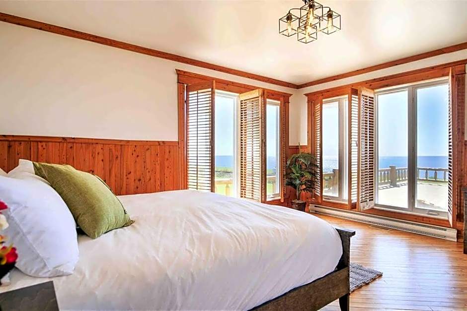 The Simeon - Upscale Bay Views by Doorbed