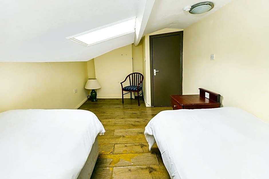 OYO Old Oak Tree Inn