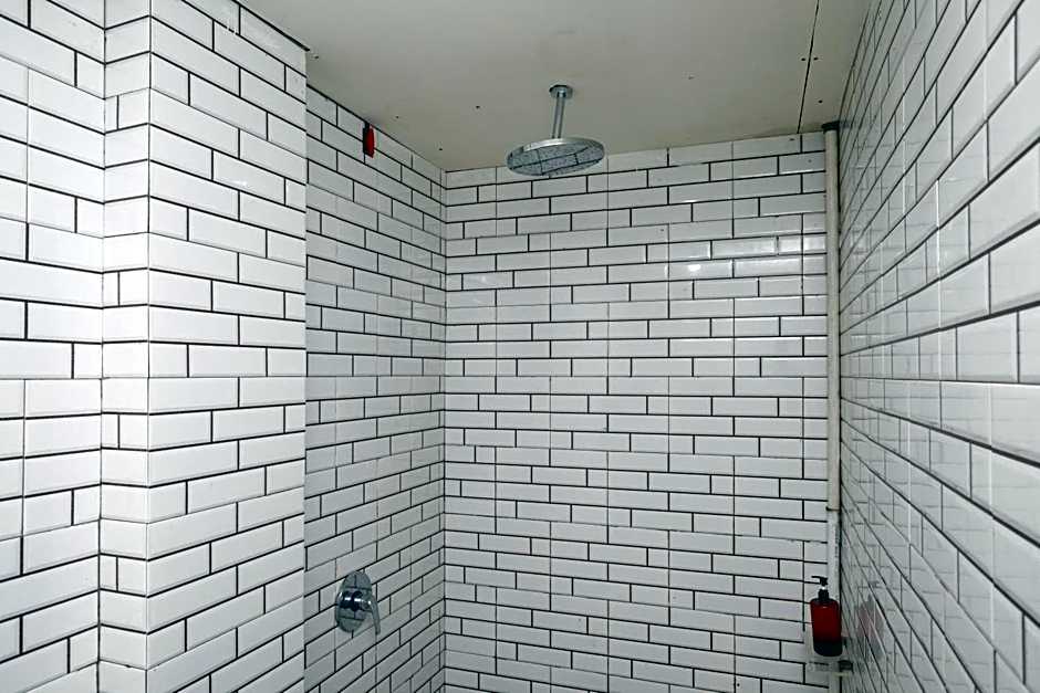 Urbanview Hotel AVA Semarang near Akademi Kepolisian Semarang by RedDoorz