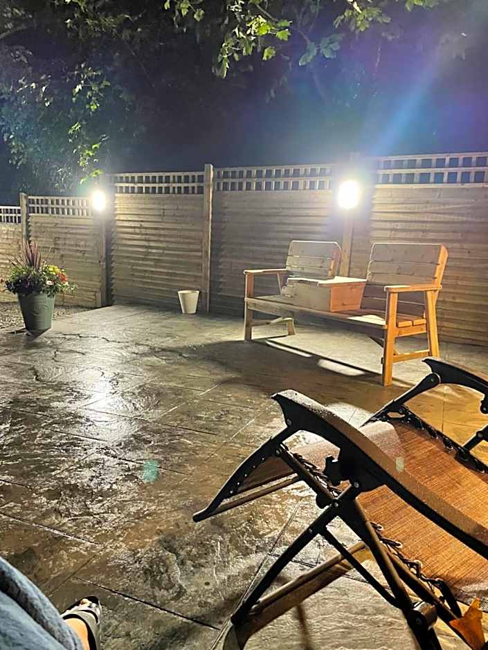 Paddock Pod - Sleeps 4 & Roofed Over Private Hot Tub & NEW SAUNA
