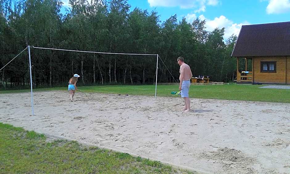 Domki Borowiackie nad brzegiem jeziora