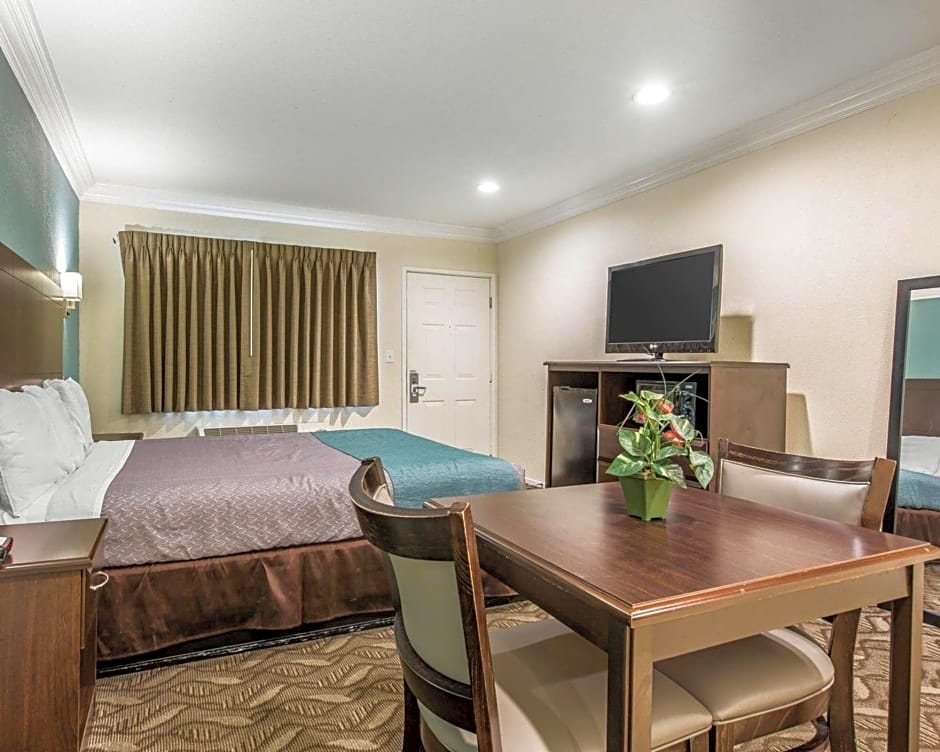 Rodeway Inn & Suites