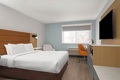 Queen Room with Roll-In Shower - Mobility/Hearing Accessible/Non-Smoking