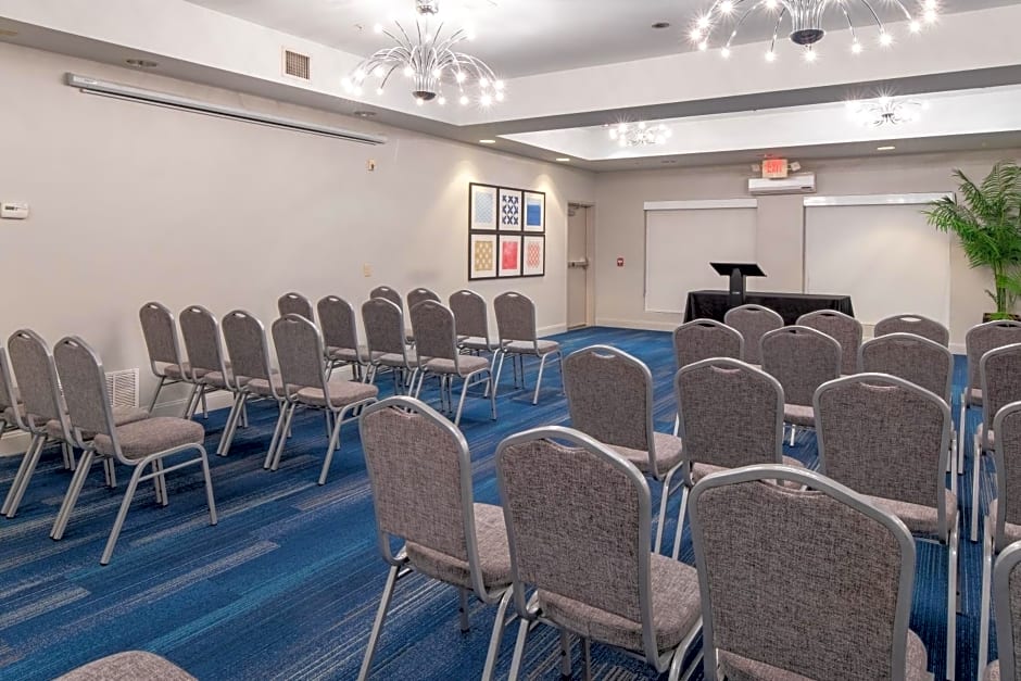 Holiday Inn Express Hotel & Suites Dallas South - DeSoto By IHG