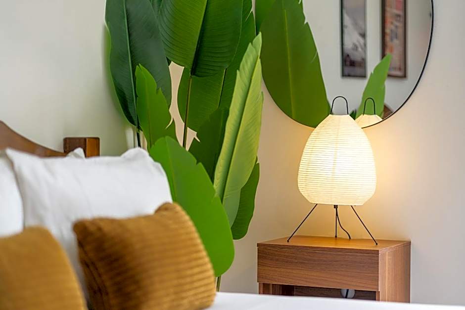 Mid Century Modern - Studio w Pool & Hot Tub