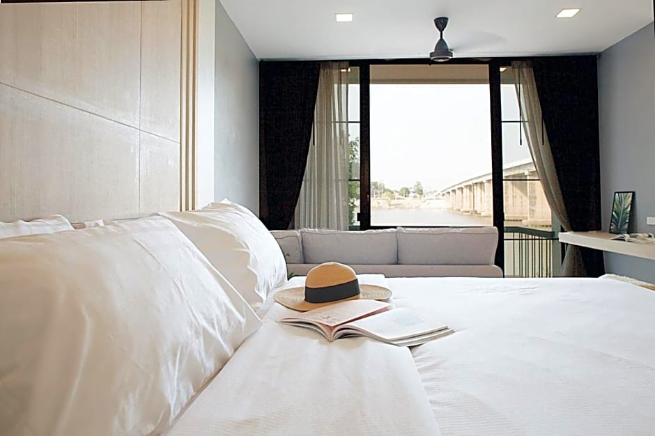 Home by the Bridge Hotel