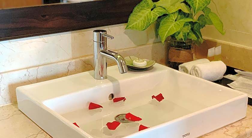 Muong Thanh Luxury Nhat Le Hotel