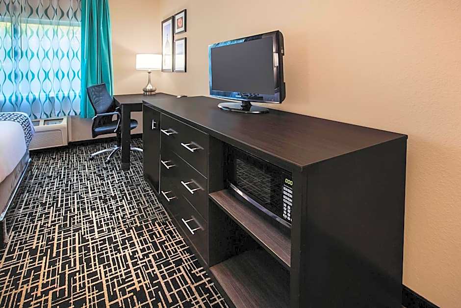 La Quinta Inn & Suites by Wyndham Indianapolis North At Pyramids